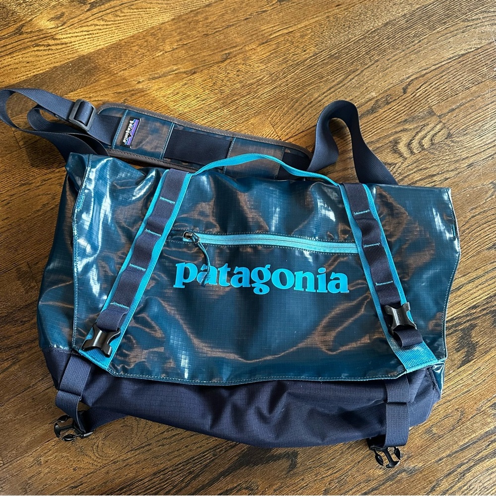 Patagonia Blue Messenger Bag black hole bag